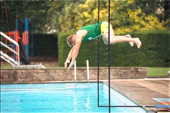 File:Ikos hugo myburgh waterjump.jpg