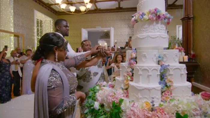 File:Ultimate wedding planner huge cake.jpg