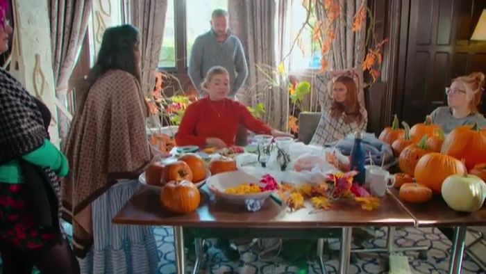 File:Ultimate wedding planner pumpkins at work.jpg
