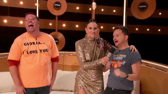 File:Superfan keltie knight talks with contestants.jpg