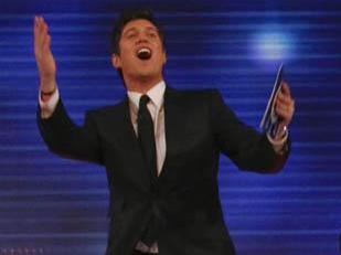 File:Familyfortunes vernonkay waving.jpg